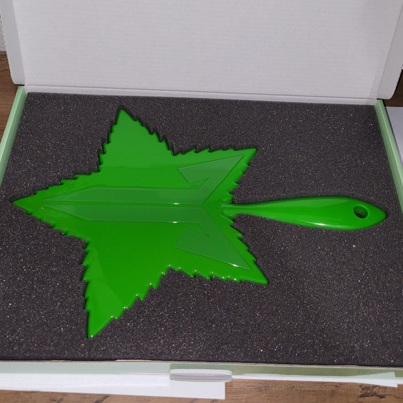 NEW Rare JEFFREE STAR Cosmetics Green - Picture 1 of 6
